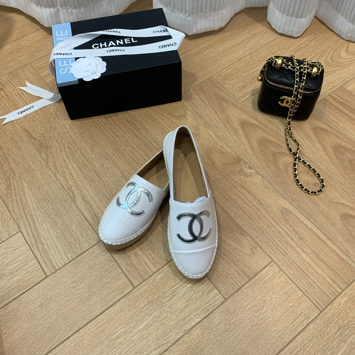 👟👟Ex-factory price 440👟👟 👑New colors are coming ✌️New version of Chanel fisherman shoes is coming❗️Delivered in a full set of top-notch packaging. The quality of my fisherman shoes has not been introduced much, everyone who has had them knows it! The original customized upper, and my outsole is the original translucent outsole, the opaque outsole is the wrong version, full set of authentic packaging ❗️ size: 35-40, running price